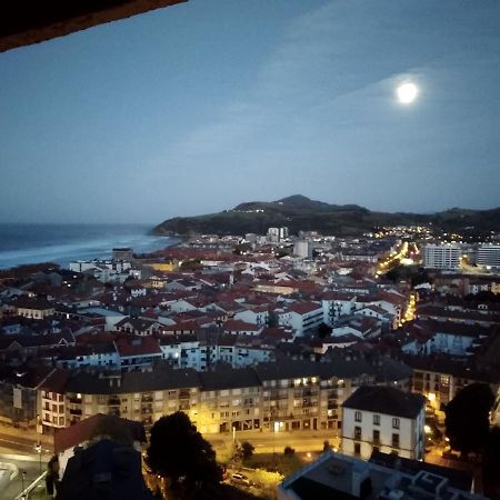 SARAKATUA15 vistas espectaculares - familias y parejas - 2 dormitorios independientes - amplio salón cocina comedor - garaje opcional en pleno centro urbano Zarautz Exterior foto