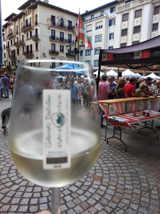 SARAKATUA15 vistas espectaculares - familias y parejas - 2 dormitorios independientes - amplio salón cocina comedor - garaje opcional en pleno centro urbano Zarautz Exterior foto