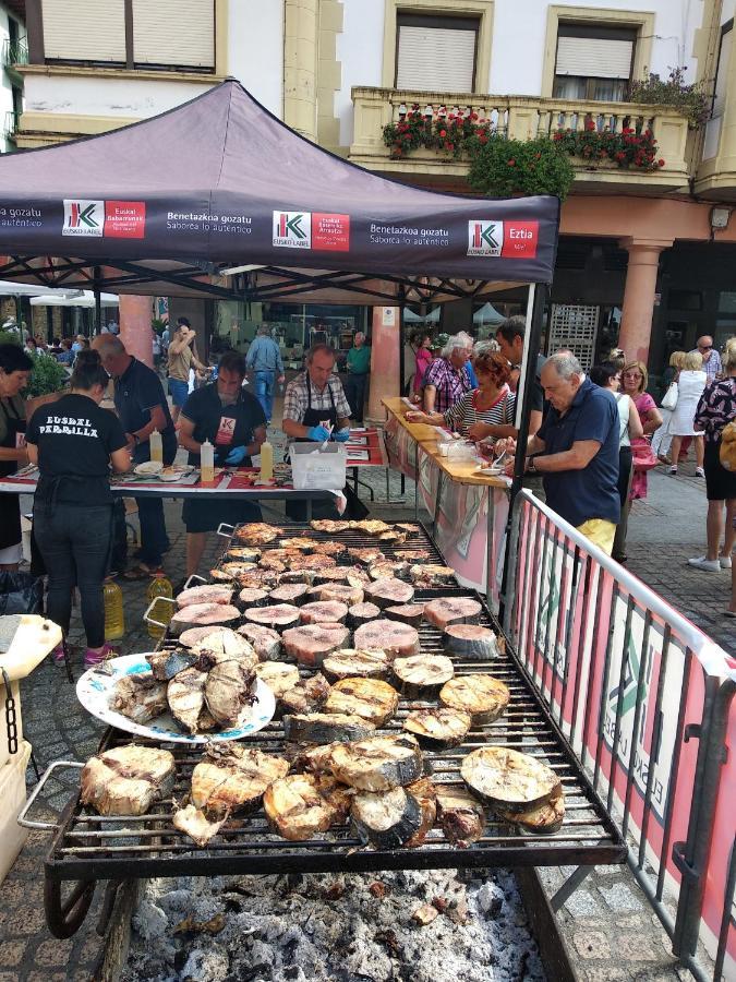 SARAKATUA15 vistas espectaculares - familias y parejas - 2 dormitorios independientes - amplio salón cocina comedor - garaje opcional en pleno centro urbano Zarautz Exterior foto