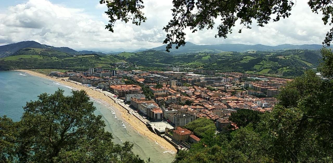 SARAKATUA15 vistas espectaculares - familias y parejas - 2 dormitorios independientes - amplio salón cocina comedor - garaje opcional en pleno centro urbano Zarautz Exterior foto