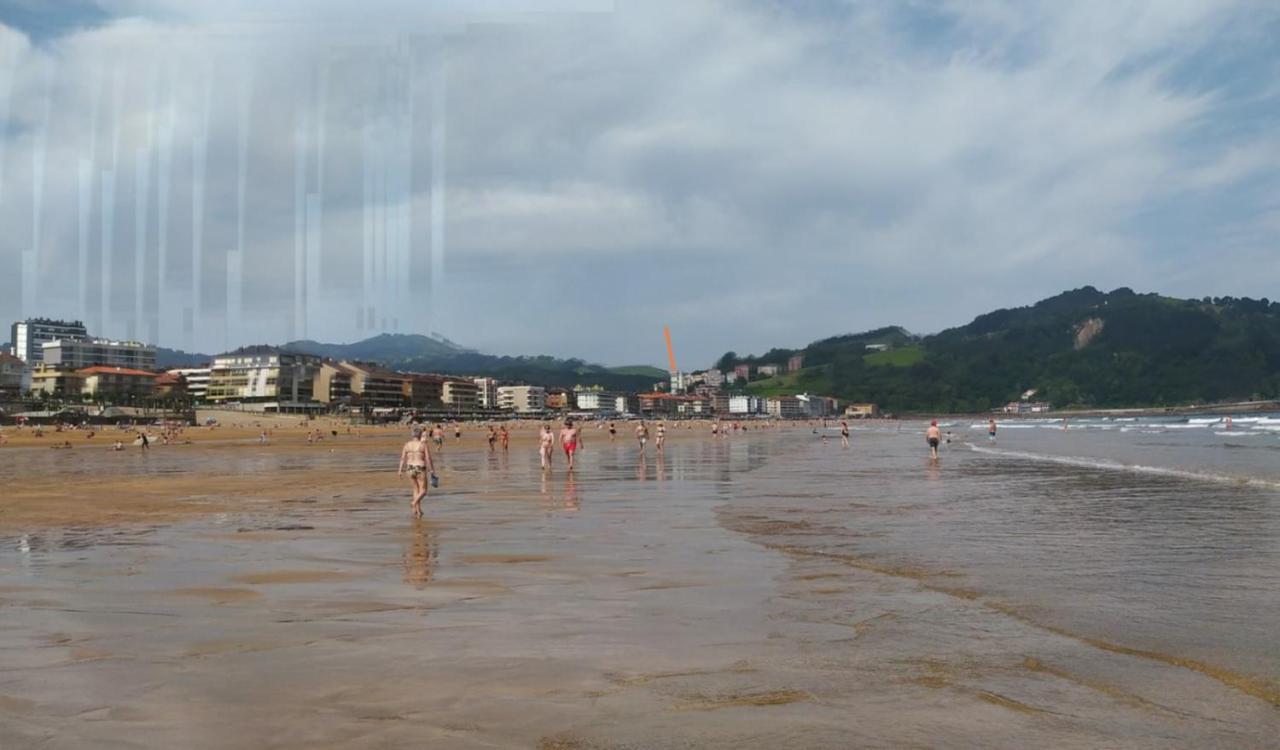 SARAKATUA15 vistas espectaculares - familias y parejas - 2 dormitorios independientes - amplio salón cocina comedor - garaje opcional en pleno centro urbano Zarautz Exterior foto