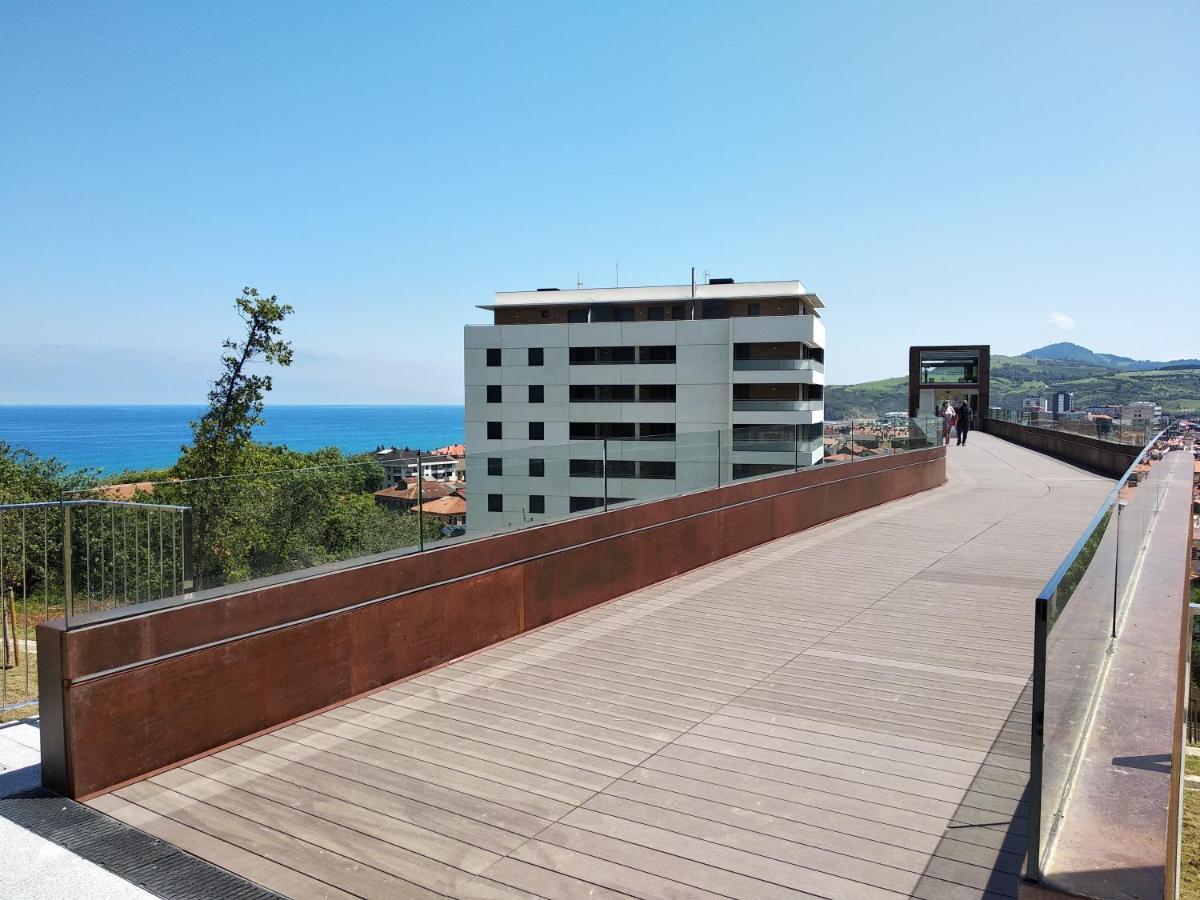 SARAKATUA15 vistas espectaculares - familias y parejas - 2 dormitorios independientes - amplio salón cocina comedor - garaje opcional en pleno centro urbano Zarautz Exterior foto